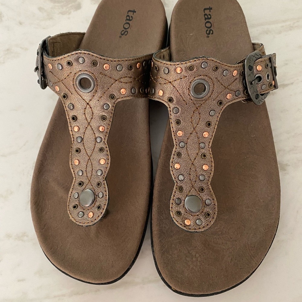 🤩 TAOS Sandals Size 8 /39 Bronze